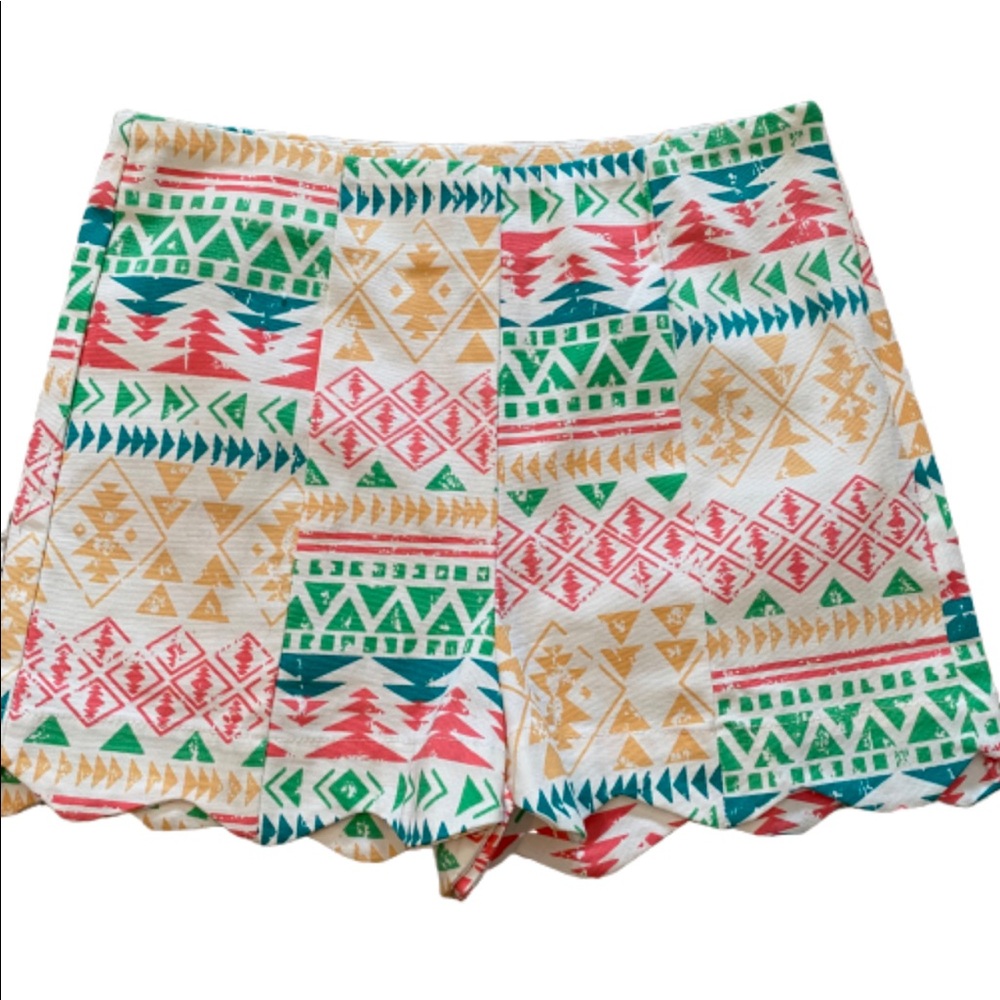 LLOVE Women’s Aztec print shorts with scalloped hem size small